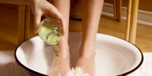 Πώς να αχνίσετε τα πόδια σας με μουστάρδα - η διαδικασία, οι ενδείξεις και οι αντενδείξεις Ατμίστε τα πόδια σας για κρυολόγημα